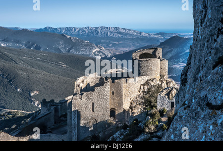 Katharer Burg Peyrepertuse gesehen aus dem Westen, mit weit reichenden Blick auf die französischen Pyrenäen über Stockfoto