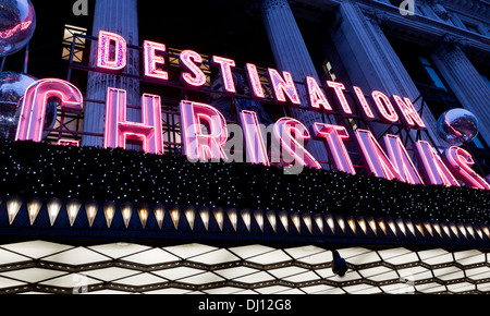 "Destination Weihnachtsbeleuchtung" über dem Haupteingang von Selfridges in der Oxford Street, London Stockfoto