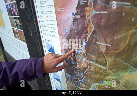 Junge Frau betrachten Pistenplan vor Wandern in Scheidegebirges, höchsten Berggipfel in der Bergkette der Sierra de Guadarrama, Spanien Stockfoto