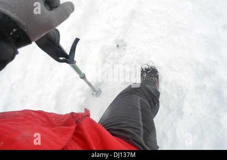 Wanderer im verschneiten Tag im Peñalara, höchsten Berggipfel in der Bergkette der Sierra de Guadarrama, Spanien Stockfoto