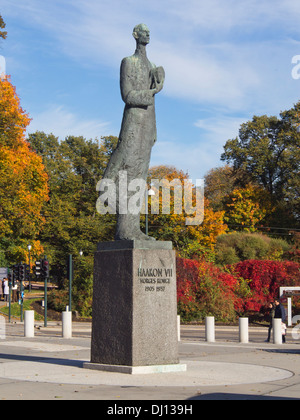 Statue des verstorbenen norwegischen Königs Haakon VII des Bildhauers Nils Aas platziert zentral in Oslo Norwegen Stockfoto