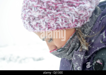 Junge Frau Gesichter Blizzard beim Wandern im verschneiten Tag im Peñalara, höchsten Berggipfel in der Bergkette der Sierra de Guadarrama Stockfoto