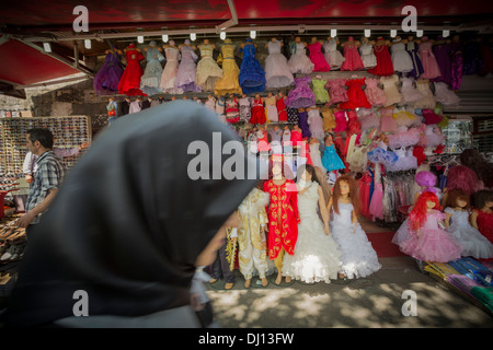 Bürgersteig-Kleid-Verkauf in Istanbul, Türkei. Stockfoto