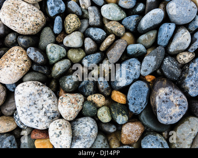 Muster von bunten runden Steinen am Strand Stockfoto