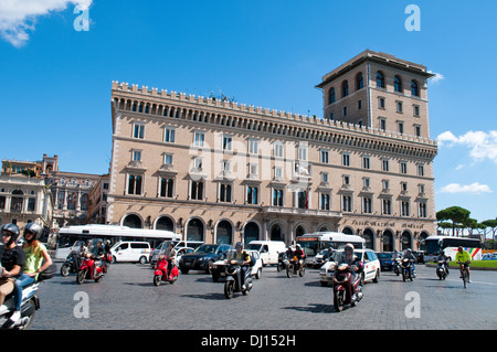 Palazzo Venezia und Verkehr am Piazza Venezia, Rom, Italien Stockfoto