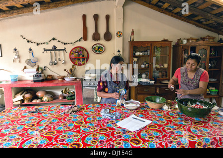 Zapoteken indigene Frauen Hand macht traditionelle Tamales für den Einsatz in den Tag der Toten Festival in Spanisch als Día de Muertos 30. Oktober 2013 in Teotitlan, Mexiko bekannt. Stockfoto