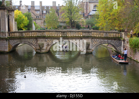 Der Zaunkönig Brücke mit Börsenspekulanten auf Cam, Johannes der Evangelist College, Cambridge. Stockfoto