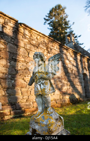 Stone Angel St Marys Kirk in Auchindoun in der Nähe von Rhynie in Aberdeenshire, Schottland. Stockfoto