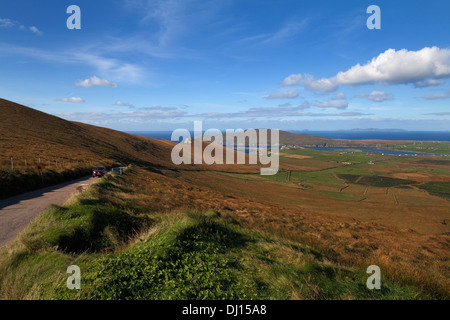 Der Coomanaspig-Pass, mit Blick auf Portmagee, der Ring of Kerry, County Kerry, Irland Stockfoto