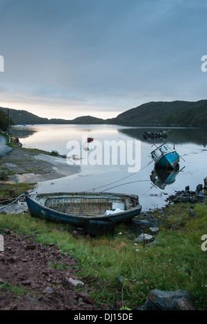 Fischerboote am Loch Nedd in Assynt, Schottland. Stockfoto