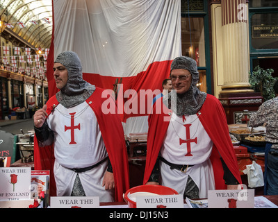 Verkleidet als alte Ritter in Rüstungen, St. Georges Day in London feiern Stockfoto