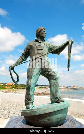 Das Denkmal für Cornish Fischer, eine Bronzestatue des Künstlers Tom Leaper, mit Blick auf das Meer in Newlyn in Cornwall, Großbritannien Stockfoto