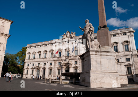 Obelisk und Brunnen von Castor und Pollux und Palazzo della Consulta hinaus Quirinal Square, Rom, Italien Stockfoto