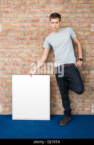Junger Mann Betrieb leeres whiteboard Stockfoto