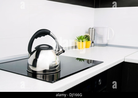 Stahl Kessel in moderne Küche mit Induktionsherd Stockfoto