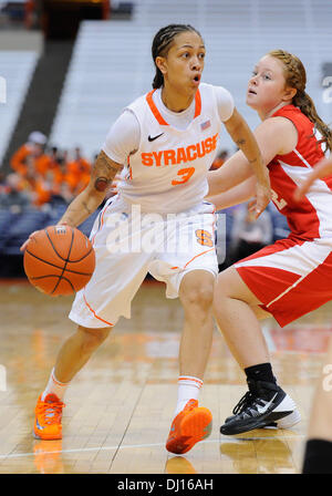 Syracuse, New York, USA. 18. November 2013. 18. November 2013: Syracuse Orange Garde Rachel Coffey #3 fährt in den Korb im ersten Halbjahr eine NCAA Frauen-Basketball-Spiel zwischen die Cornell Big Red und Syracuse Orange an den Carrier Dome in Syracuse, New York. Rich Barnes/CSM/Alamy Live-Nachrichten Stockfoto