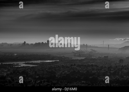 Blick von der Innenstadt von Oakland, Kalifornien San Francisco Bay Bridge und der Golden Gate Bridge Stockfoto