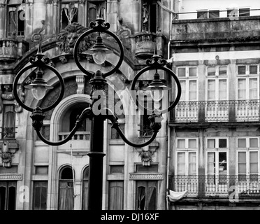 Portugal. Porto-Stadt. Alte Laterne gegenüber alten Haus in schwarz / weiß Stockfoto