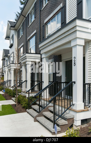 Modernes Reihenhaus-Zeile außen mit Gehwegen und Terrassen; Surrey, British Columbia, Kanada Stockfoto