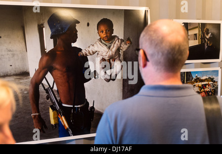 Zuschauer sehen Sie sich Fotos von Martin Adler, ein schwedischer Fotograf, der im Jahr 2006 in Mogadischu erschossen wurde. Stockfoto