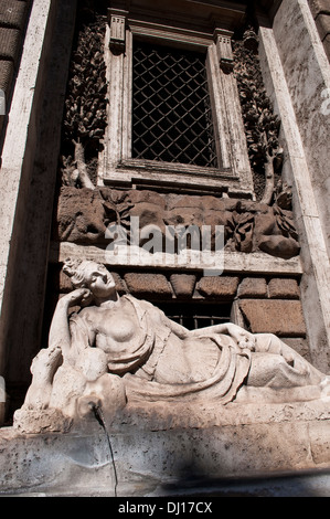 Göttin Diana befindet sich einer der vier Brunnen an der Kreuzung der Via Delle Quattro Fontane und Via del Quirinale in Rom, Italien Stockfoto