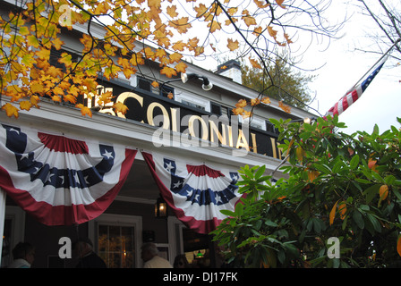 Concord MA Colonial Inn's Gold-Zeichen, rot weiß und blau Ammern plus Herbstfarben. Stockfoto