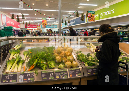 Frisches Gemüse - Safeway Supermarkt - Woodgreen - London Stockfoto