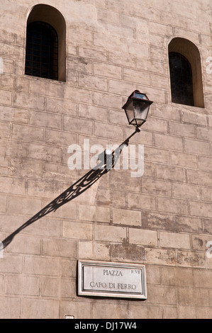 Laterne mit langen Schatten am Piazza Capo di Ferro in Campo de' Fiori Bezirk, Rom, Italien Stockfoto