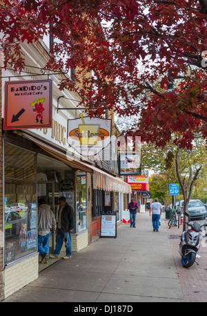 Geschäfte und Restaurants auf der East Franklin Street in der Innenstadt von Chapel Hill, North Carolina, USA Stockfoto