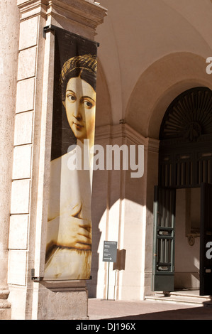 Eingang mit dem Banner zeigt Porträt einer jungen Frau von Raphael, Palazzo Barberini, Rom, Italien Stockfoto