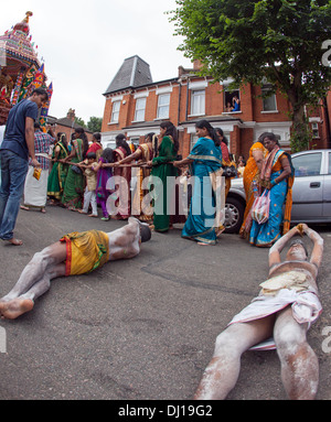 Rollende Pilger auf dem Rath Yatra hinduistische Festival von Murugan Tempel North London UK Stockfoto