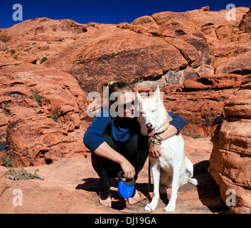 Junge Frau und Hund am Red Rock Canyon National Conservation Area, ungefähr 20 Meilen von Las Vegas Stockfoto