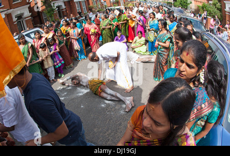 Rollende Pilger auf dem Rath Yatra hinduistische Festival von Murugan Tempel North London UK Stockfoto