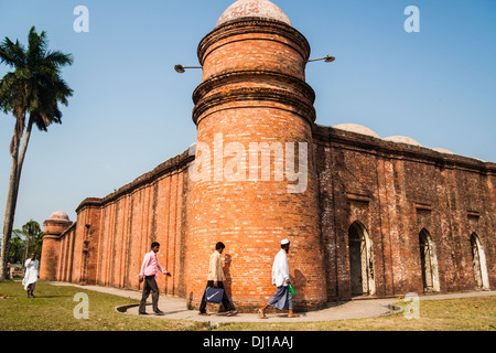 Menschen bei Shait Gumbad Moschee, Bagerhat, Bangladesch Stockfoto