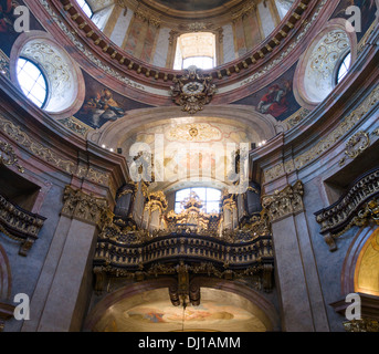 Orgelempore an St. Peter Wien. Die hochdekorierten Orgelpfeifen auf der Rückseite Sankt Peterskirche im Herzen von Wien. Stockfoto