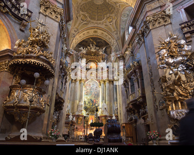 Detail der Kunst über dem Altar an St Peters Wien. Die detaillierte Dekoration in dieser kaiserlichen Kirche überwältigt die Sinne. Stockfoto