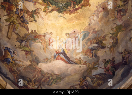 Krönung Mariens: Detail aus dem Deckengemälde der Perskirche Wien. Vater und Sohn halten eine Krone über Marias Kopf Stockfoto