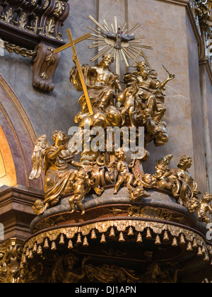 Detail der Kanzel Skulptur im St Peters Vienna. Diese Messing-Skulptur an der Spitze eines der kleinen Kirche Kanzeln. Stockfoto