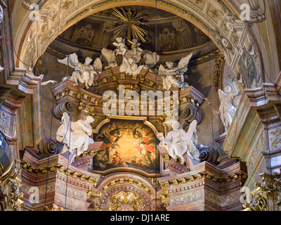 Detail der Kunst über dem Altar an St Peters Wien. Die detaillierte Dekoration in dieser kaiserlichen Kirche überwältigt die Sinne. Stockfoto