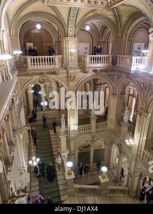 Große Treppe an der Wiener Staatsoper. Die opulente Marmorfoyer und wichtigsten Treppe im berühmten Opernhaus Wiens. Stockfoto