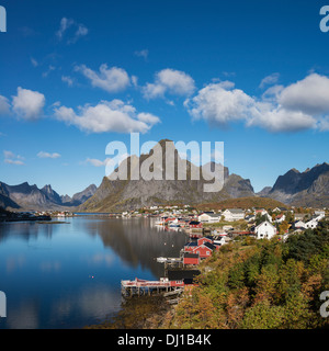 Blick auf kleinen Fischerdorf Dorf der Reine auf sonnigen Herbsttag, Moskenesoy, Lofoten Inseln, Norwegen Stockfoto