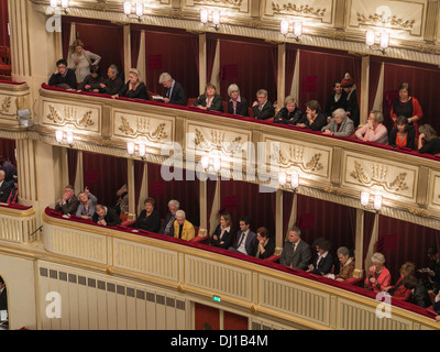 USt vor der Oper: Gönner sitzt in den Balkonkästen. Alle sind in ihren Sitz, kurz bevor der Vorhang aufgeht. Stockfoto