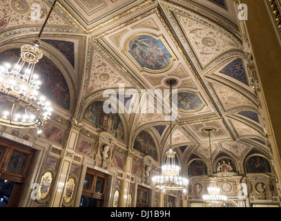 Decke in einer der Hallen an Wiener Staatsoper Seite. Die opulente Dekoration der Decke im berühmten Opernhaus Wiens. Stockfoto