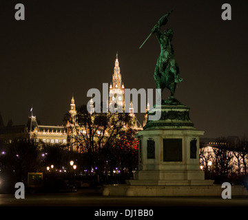 Nachtansicht des Rathaus Wien--Rathaus mit Reiterstatue. Wiener Rathaus beleuchtet zum Advent mit einer Statue von Erzherzog Karl Stockfoto