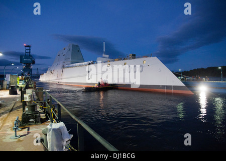 Die Zumwalt-Klasse geführte Flugkörper Zerstörer USS Zumwalt ist aus Trockendock der Werft General Dynamics Bath Iron Works in Bath, Maine 28. Oktober 2013 schwebte. Das Schiff, das erste von drei Zerstörer der Zumwalt-Klasse ist die neueste Generation der Schiffstechnik. Stockfoto