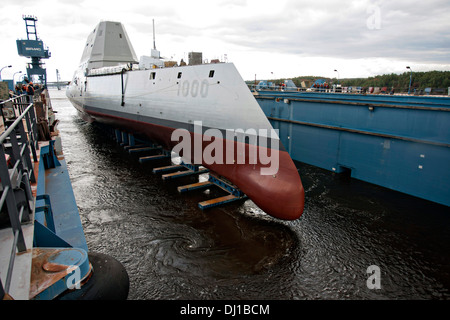 Die Zumwalt-Klasse geführte Flugkörper Zerstörer USS Zumwalt ist aus Trockendock der Werft General Dynamics Bath Iron Works in Bath, Maine 28. Oktober 2013 schwebte. Das Schiff, das erste von drei Zerstörer der Zumwalt-Klasse ist die neueste Generation der Schiffstechnik. Stockfoto