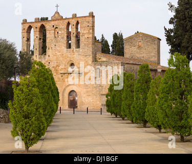 Eingangsbereich und Bell Frontturm der Kirche Sant Esteve Peratallada. Eine romanische Kirche aus dem 13. Jahrhundert Stockfoto