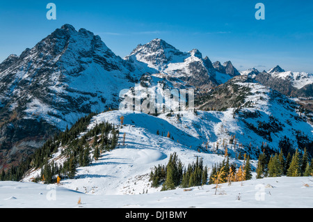 Corteo Peak und Black Peak aus Ahorn-Pass; Okanogan-Wenatchee National Forest, Cascade Mountains, Washington. Stockfoto