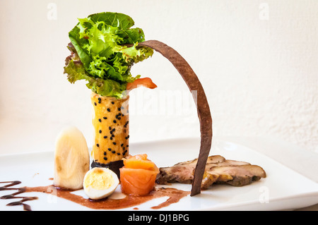 Das Royal Resort Chef Schöpfung mit Ente, Lachs, Wachtel Ei und Palm Herzen; Playa del Carmen, Riviera Maya, Mexiko. Stockfoto