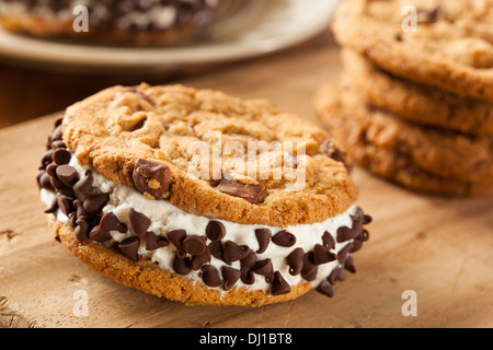 Hausgemachte Chocolate Chip Cookie Eis Sandiwch Stockfoto